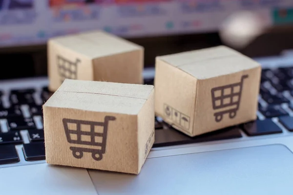 Compras Línea Caja Cartón Con Logotipo Del Carrito Compras Teclado —  Fotos de Stock