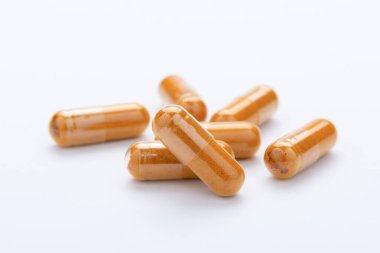 Beyaz arka plan üzerinde izole zerdeçal kapsül