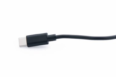 Beyaz arkaplanda USB tip c kablosu izole edildi. kırpma yolu ile