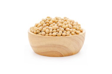 Kabın içindeki soya fasulyesi kesme yolu olan beyaz arka planda izole edilmiş.