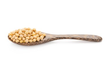 Tahta kaşık içindeki soya fasulyesi kesme yolu ile beyaz arka planda izole