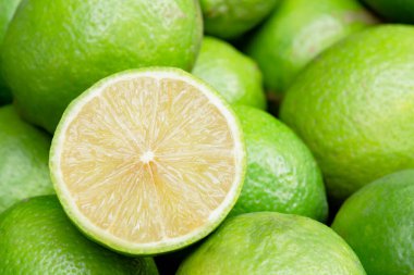 Limon dilimli narenciye arkaplanı. Taze sulu limonlar. Sağlıklı tilki.