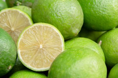 Limon dilimli narenciye arkaplanı. Taze sulu limonlar. Sağlıklı tilki.