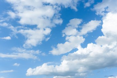 Mavi arkaplanda sirus ve kümülüs bulutları