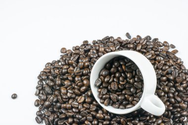 Kahve çekirdekleri üzerine beyaz izole kahve Kupası