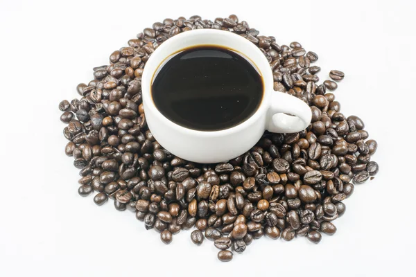 Kaffeebohnen in Kaffeetasse isoliert auf weiß — Stockfoto