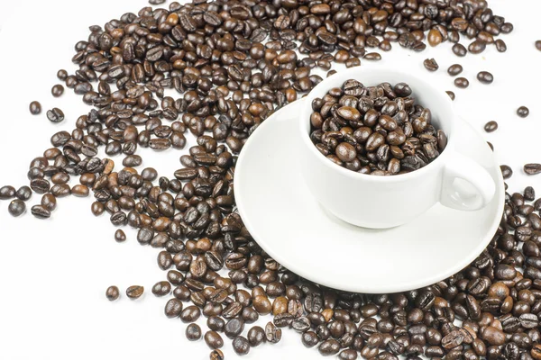 Grains de café dans une tasse de café isolé sur blanc — Photo