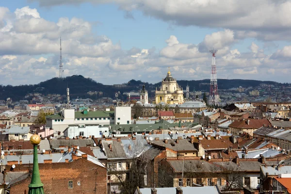 Lviv görünümünden Saint Elisabeth kilise çan kulesi.
