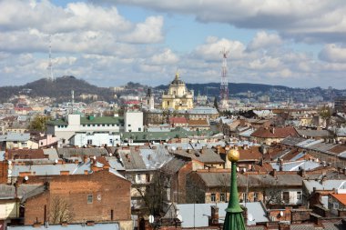Lviv görünümünden Saint Elisabeth kilise çan kulesi.