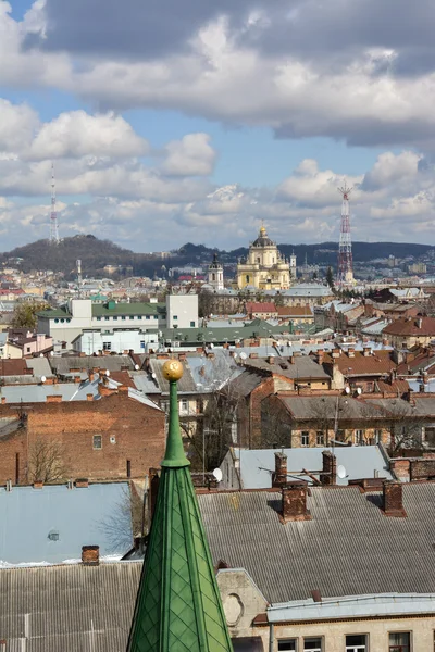 Lviv látkép a harangtorony a templom Szent Erzsébet. — Stock Fotó