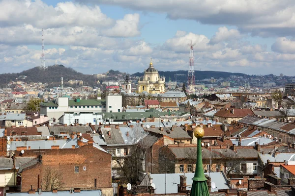 Lviv görünümünden Saint Elisabeth kilise çan kulesi.