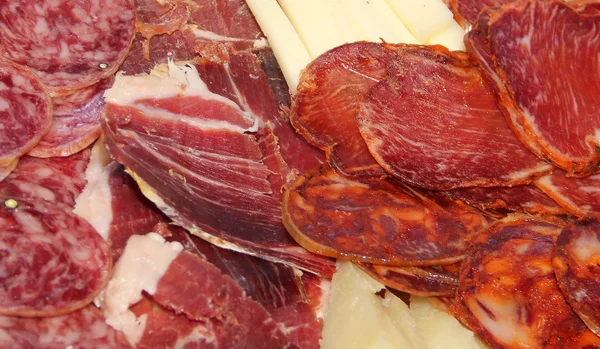 Bir tabak içinde lezzetli gıdalar