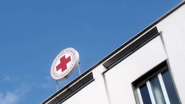 LECCO-ITALY - 25 Ekim 2020: Lecco 'daki Kızıl Haç Genel Merkezi