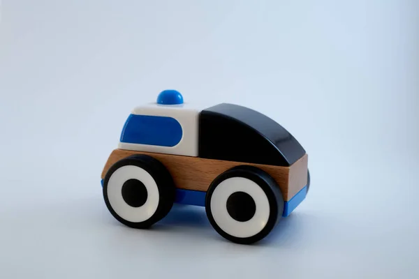 Carro de ambulância de brinquedo de madeira. Isolado sobre fundo branco — Fotografia de Stock