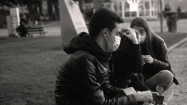 LECCO, LOMBARDY, ITALY - 30 Ekim 2020: grup elemanları Lecco Park 'ta dinleniyor