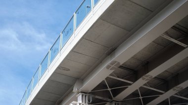 İtalya, Lecco 'daki beton köprünün altında.
