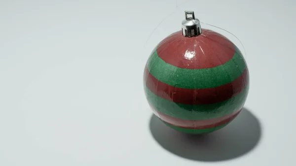 Decorazione sfera di Natale rosso e verde. Primo piano — Foto Stock