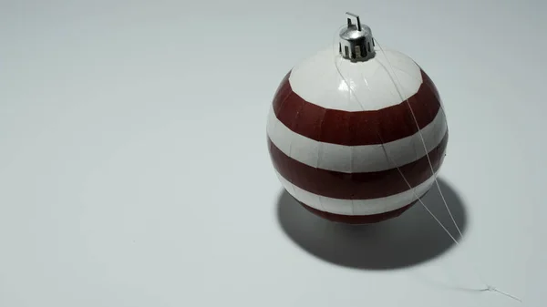 Beyaz ve kestane rengi Noel Balosu süslemesi. Yakın plan.