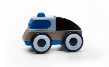 Renkli ahşap ve plastik araba oyuncakları birleştirilebilir ve yeniden inşa edilebilir. Beyaz arkaplanda izole.