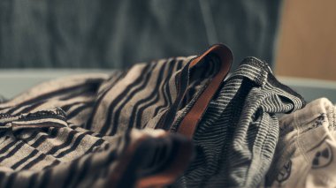 Bir sepet yeni yıkanmış çocuk külotu.