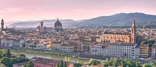Arno nehri, Santa Maria del Fiore Katedrali ve Santa Croce Bazilikası ile Firenze 'nin panoramik manzarası. İtalya.