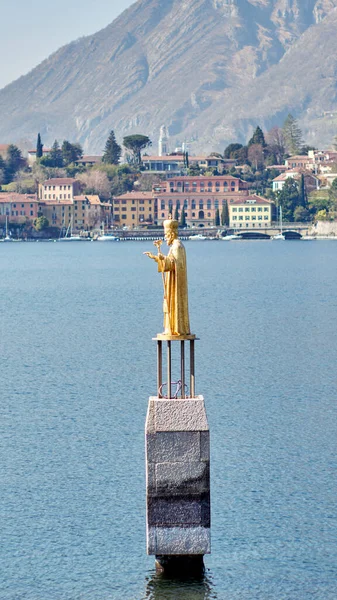 San Nicolo szobor Lecco Malgrate a háttérben. — Stock Fotó