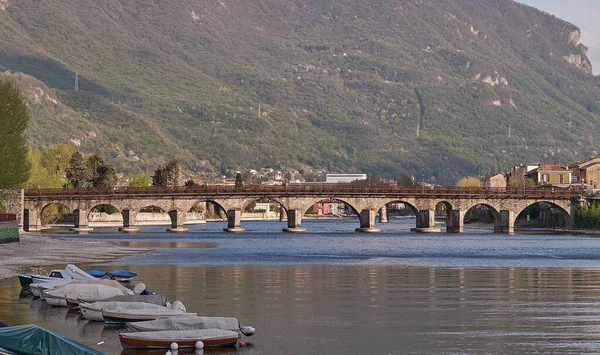 イタリア・レッコ市のAdda川の上のポンテ・ヴェッキオのパノラマビュー — ストック写真