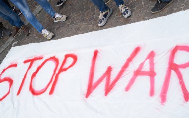 LECCO ŞEHRİ - İTALYA - 21 Mayıs 2021: Meydandaki birçok insan Filistin halkına destek için mitinge katıldı 