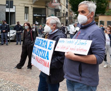 LECCO ŞEHRİ - İTALYA - 21 Mayıs 2021: Meydandaki birçok insan Filistin halkına destek için mitinge katıldı 