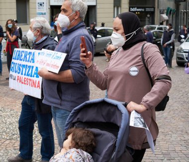 LECCO ŞEHRİ - İTALYA - 21 Mayıs 2021: Meydandaki birçok insan Filistin halkına destek için mitinge katıldı 
