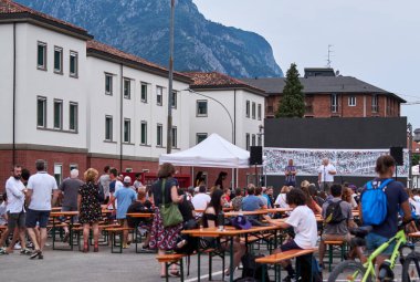 LECCO CITY - ITALY - 04 Temmuz 2021: Lecco 'nun kalbindeki Piccola Playground sporuna birçok kişi katıldı.