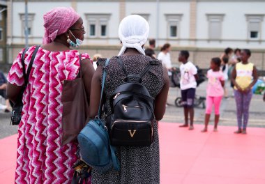 MILANO - İtalya - 04 Temmuz 2021: Milano 'daki bir oyun parkındaki judo dersine çok ırklı insanlar katıldı.