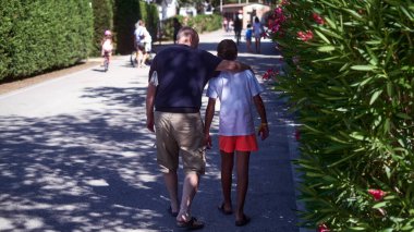 Büyük ve küçük olan birlikte eğleniyor..