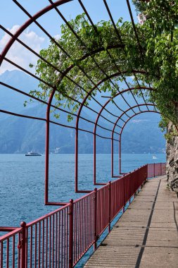 Varenna caddesinden Como Gölü manzarası