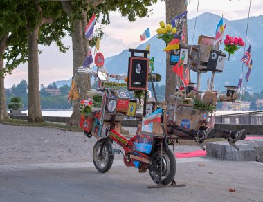 LECCO Şehri - İtalya - 29 Temmuz 2021: Sihirbaz Paolino Paganin halkı Como Gölü 'nde eğlendiriyor