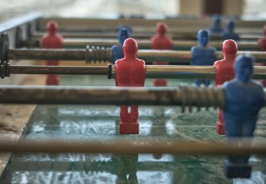 Kırmızı vurucunun ayrıntıları. Futbol masası