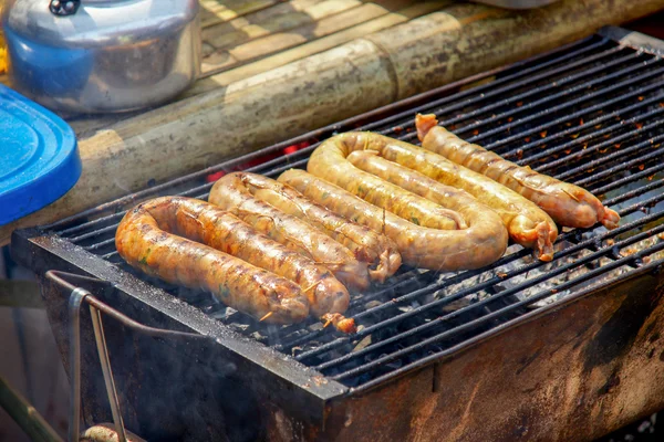 Ev yapımı Tayland yemekleri ızgara içinde. Tay sosis Kuzey stili