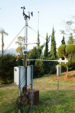 Dağ alanındaki meteoroloji istasyonu