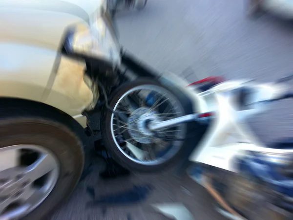 Pickup stürzt Motorrad auf der Straße — Stockfoto