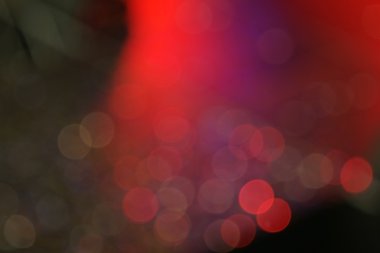 Gece hayatı kavramı kırmızı ışığı ile koyu renkli bokeh