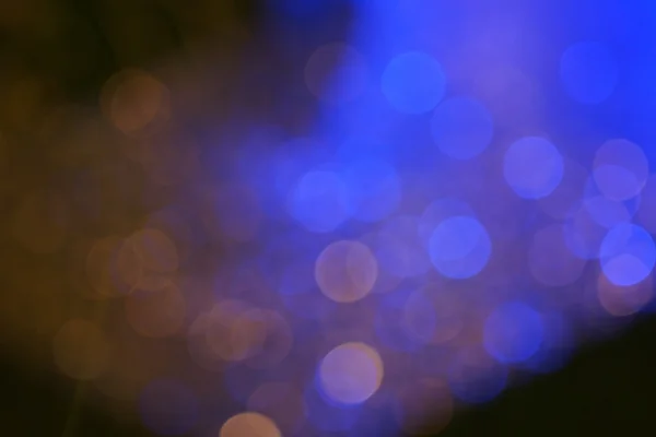 Bokeh colorido oscuro con luz azul para el concepto de vida nocturna — Foto de Stock