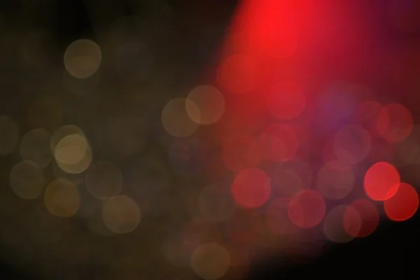 Bokeh colorido oscuro con luz roja para el concepto de vida nocturna — Foto de Stock