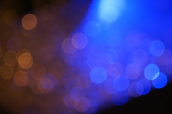 Bokeh colorido oscuro con luz azul para el concepto de vida nocturna — Foto de Stock