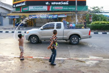 İnsanlar bir Songkran su Festivali Chiangmai, Tayland kavga