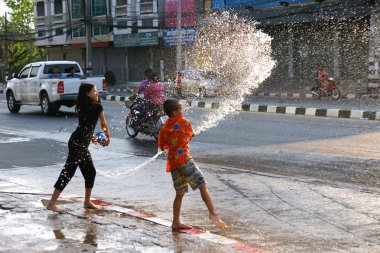 İnsanlar bir Songkran su Festivali Chiangmai, Tayland kavga