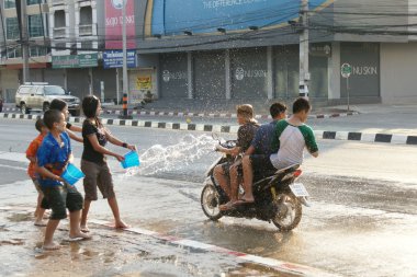 İnsanlar bir Songkran su Festivali Chiangmai, Tayland kavga