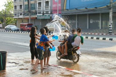 İnsanlar bir Songkran su Festivali Chiangmai, Tayland kavga