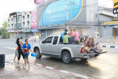 İnsanlar bir Songkran su Festivali Chiangmai, Tayland kavga