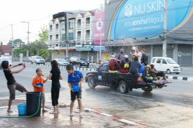 İnsanlar bir Songkran su Festivali Chiangmai, Tayland kavga