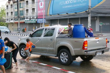 İnsanlar bir Songkran su Festivali Chiangmai, Tayland kavga